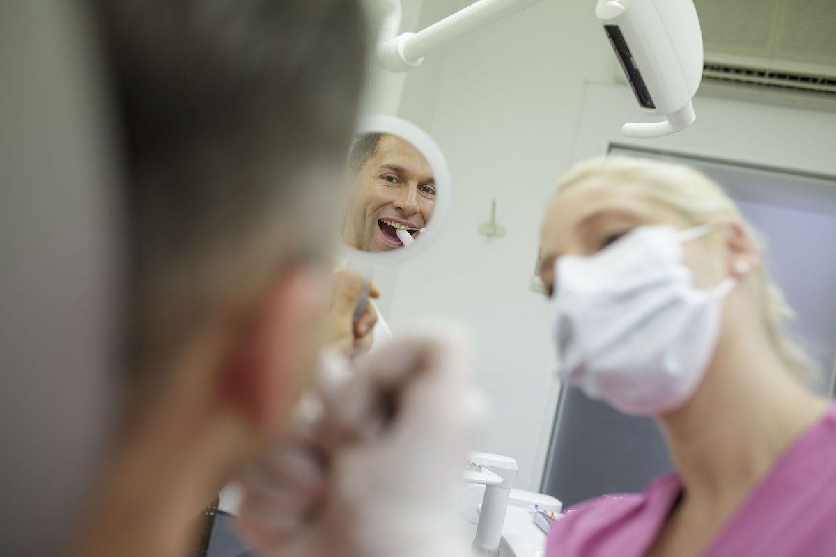 dentalhygienikerin behandelt patienten in einer zahnarztpraxis in stuttgart
