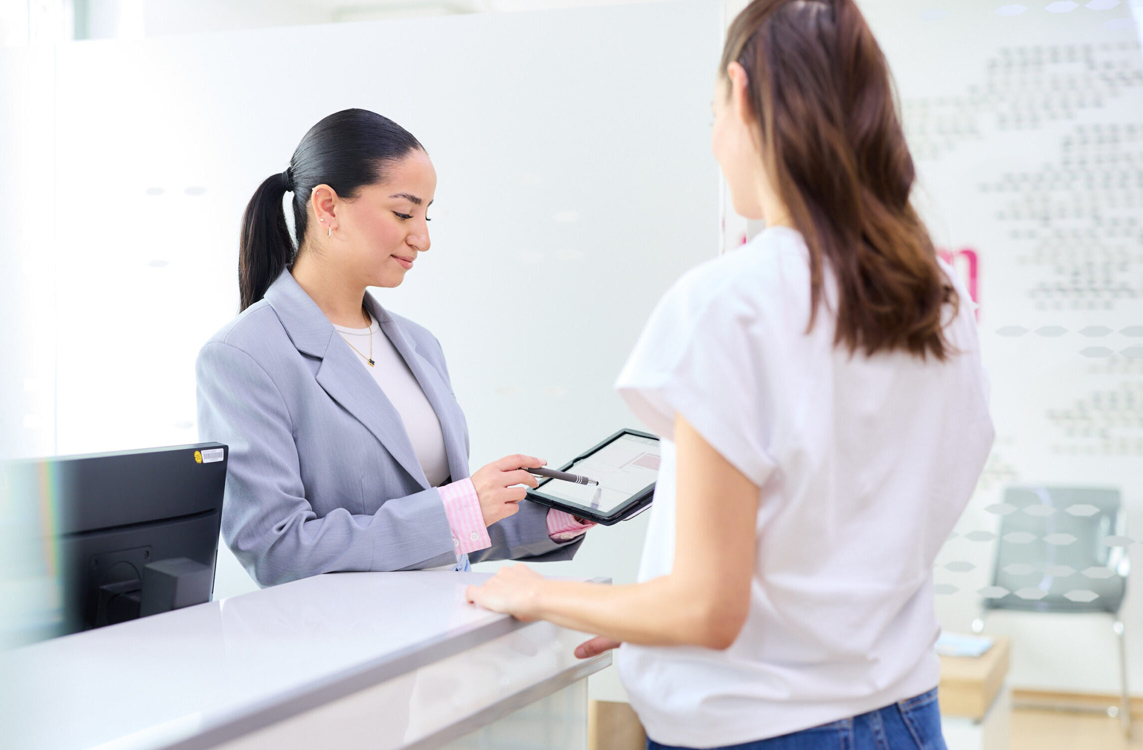 11Empfang_Finanzierung Ihre Zahnarztpraxis Stuttgart